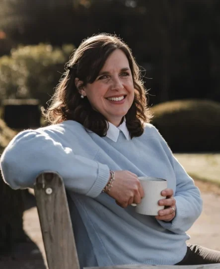 Sitting-on-bench Caitlin therapist in Edinburgh outdoor portrait